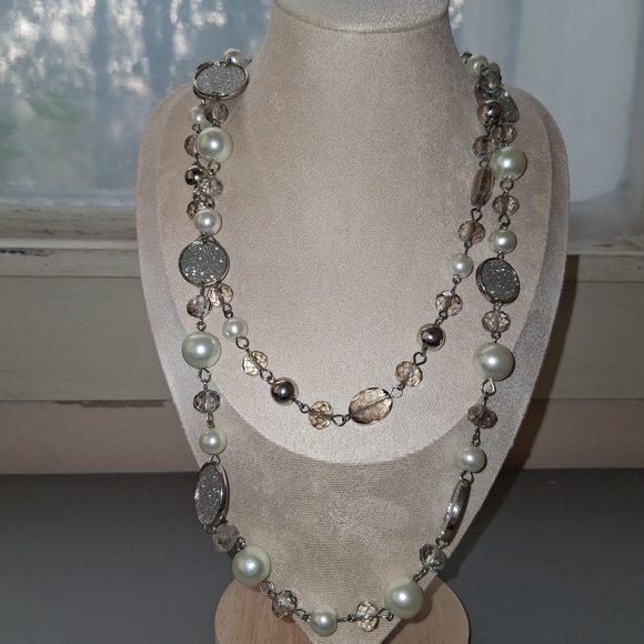 Jewelry - Elegant Pearl and Silver Necklace